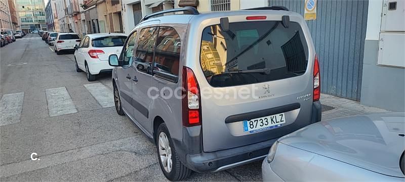 Usado Peugeot Partner Tepee Outdoor 100 CV (73 kW) 2016 Gris / plata Monovolumen