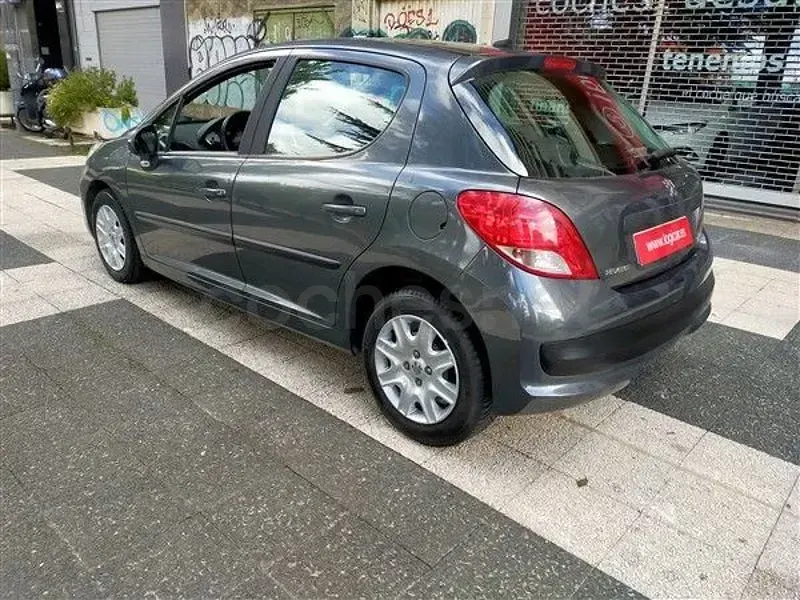 Usado Peugeot 207 70 CV (51 kW) 2010 Gris / plata Berlina