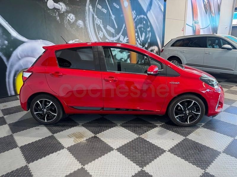 Usado Toyota Yaris Hybrid Active 100 CV (73 kW) 2018 Rojo Berlina