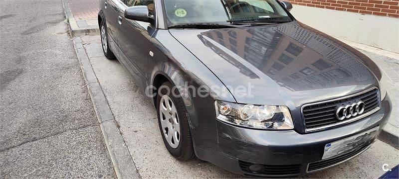 Usado Audi A4 130 CV (95 kW) 2003 Gris / plata Berlina