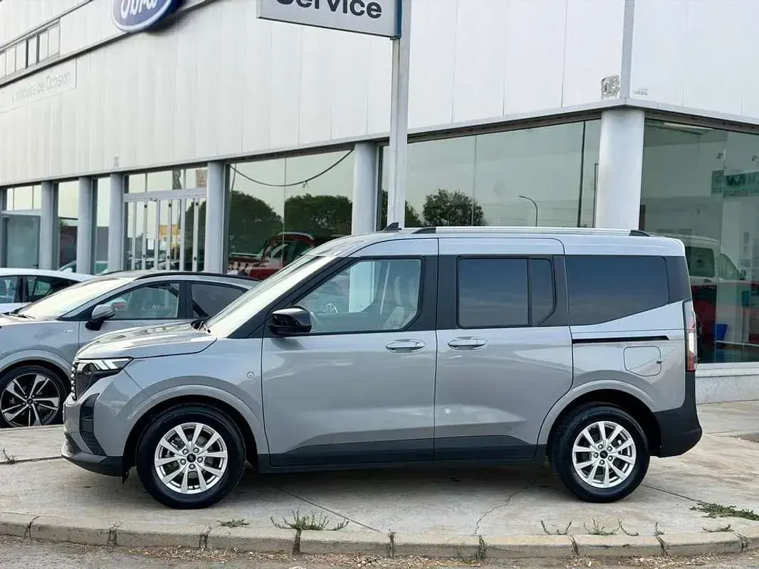 Usado Ford Tourneo Courier Titanium 125 CV (91 kW) 2024 Burdeos Monovolumen