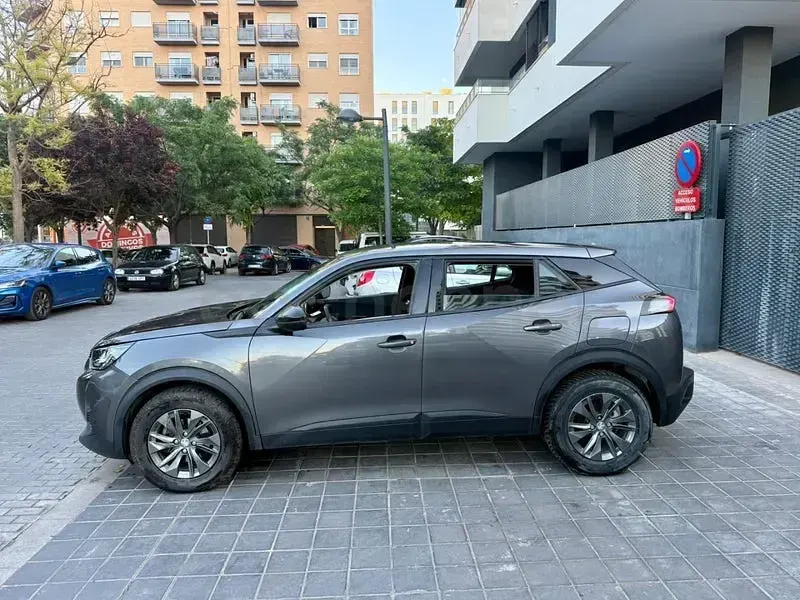 Usado Peugeot 2008 Active 110 CV (80 kW) 2022 Gris / plata SUV