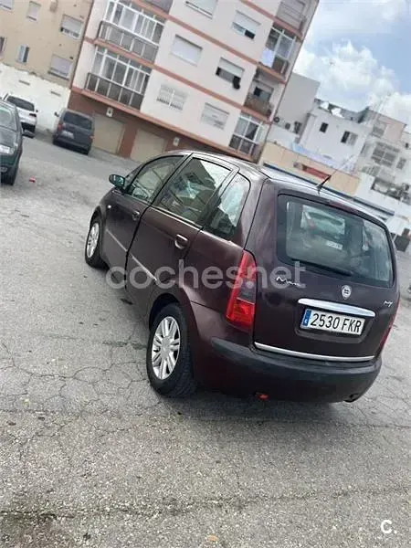 Usado Lancia Musa 90 CV (66 kW) 2007 Rojo Monovolumen