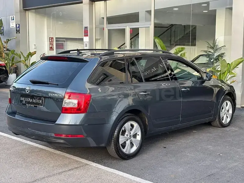 Usado Skoda Octavia Ambition 150 CV (110 kW) 2020 Gris / plata Familiar