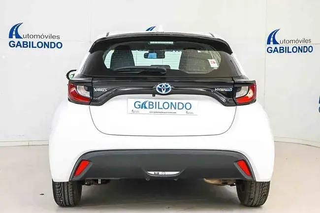 Usado Toyota Yaris Hybrid Active 116 CV (85 kW) 2021 Blanco Berlina