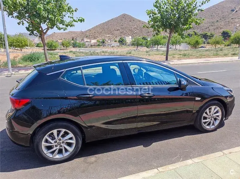 Usado Opel Astra Dynamic 136 CV (100 kW) 2018 Negro Berlina