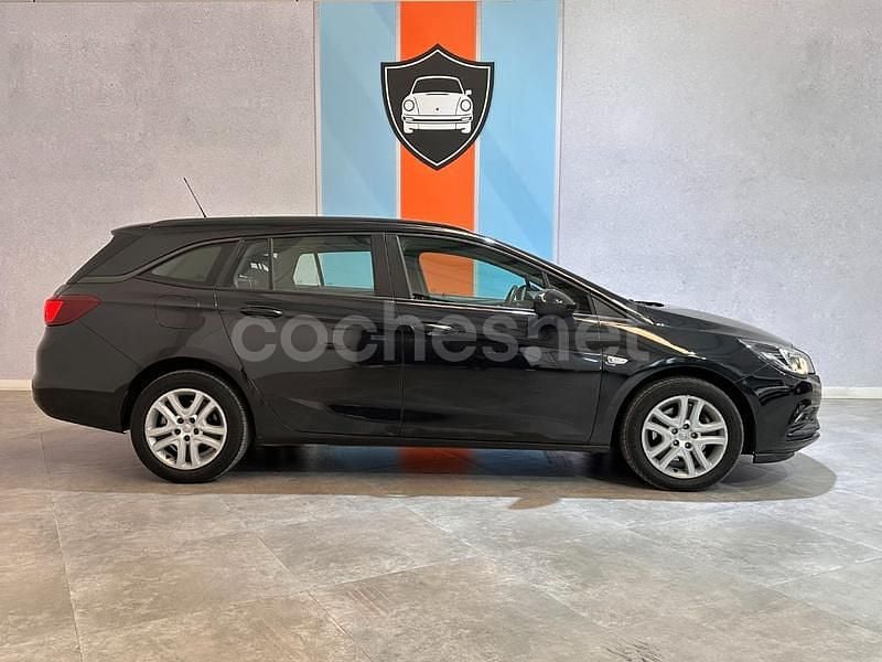 Usado Opel Astra Business 110 CV (80 kW) 2016 Negro Familiar