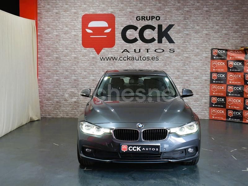 Gris / plata Usado 2018 BMW 318 Comfort Edition Berlina | 16.990 € (Precio justo) - Imagen 1/4