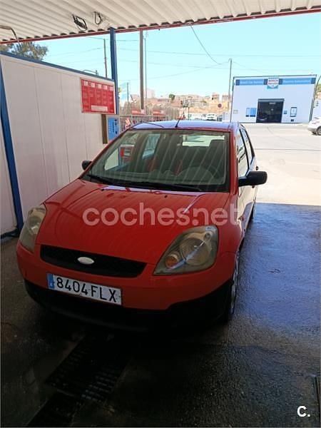 Usado Ford Fiesta Ambiente 70 CV (51 kW) 2005 Rojo Utilitario