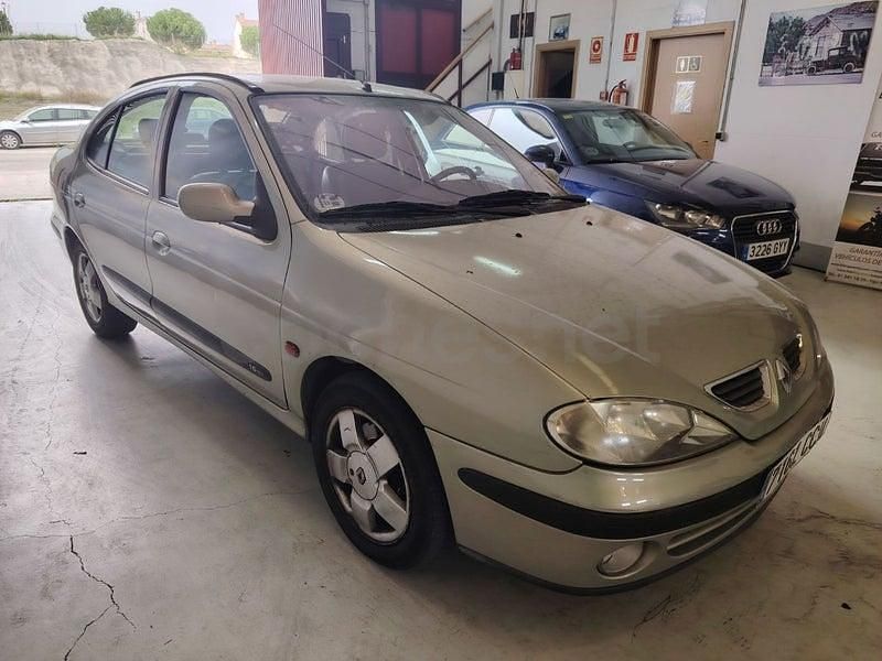 Usado Renault Mégane II Authentique 110 CV (80 kW) 2002 Gris / plata Berlina