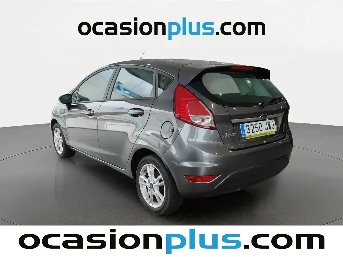 Usado Ford Fiesta Trend 82 CV (60 kW) 2017 Gris Utilitario
