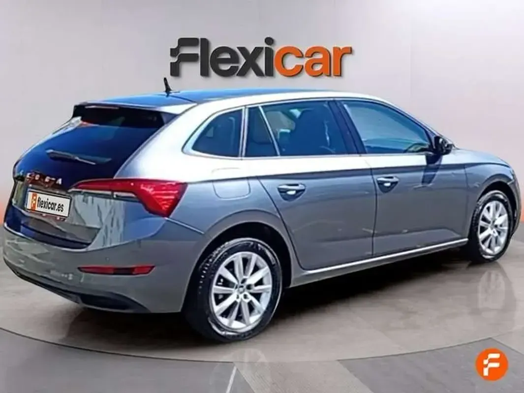 Usado Skoda Scala Ambition 95 CV (69 kW) 2022 Gris Utilitario