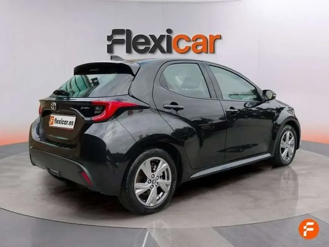 Usado Toyota Yaris Active 116 CV (85 kW) 2025 Negro Utilitario