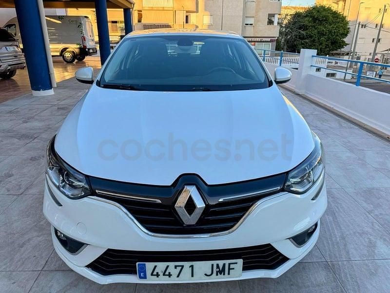 Usado Renault Mégane IV Intens 130 CV (95 kW) 2016 Blanco Berlina