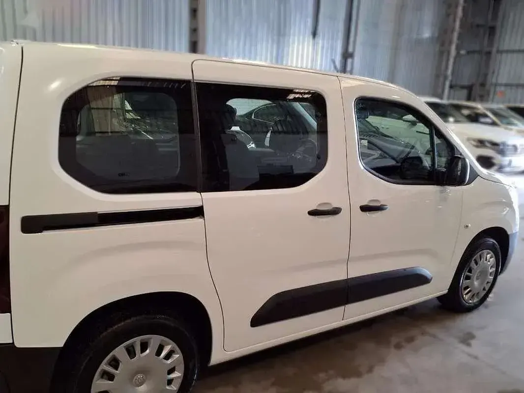 Usado Opel Combo Life Expression 102 CV (75 kW) 2019 Blanco Monovolumen