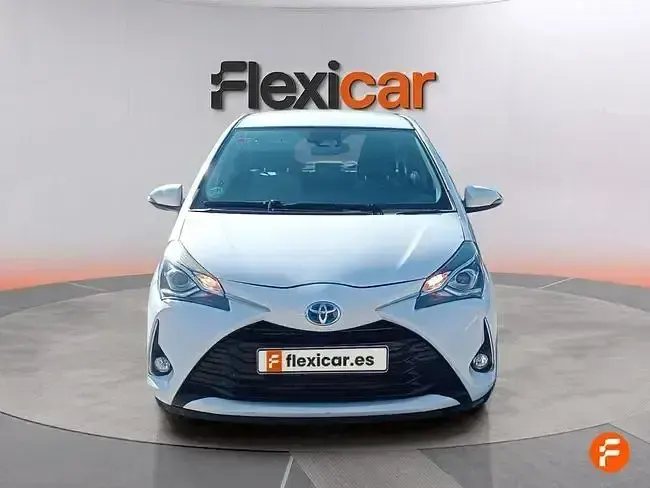 Usado Toyota Yaris Hybrid Active 100 CV (73 kW) 2019 Blanco Berlina