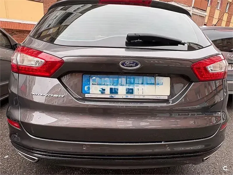 Usado Ford Mondeo Titanium 180 CV (132 kW) 2015 Gris / plata Familiar