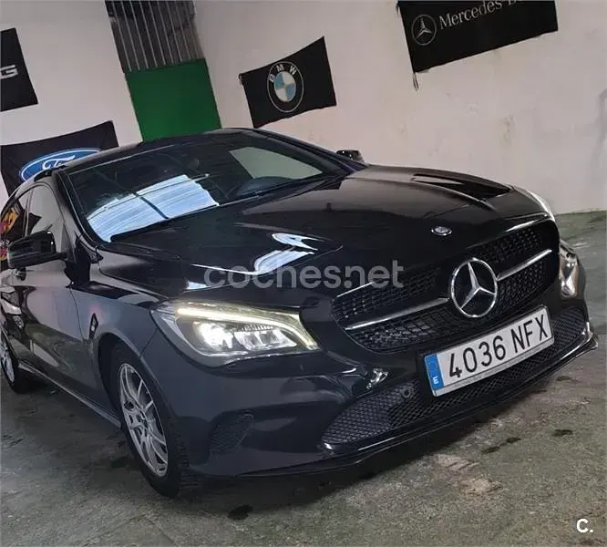 Usado Mercedes CLA180 Shooting Brake 122 CV (89 kW) 2017 Negro Familiar