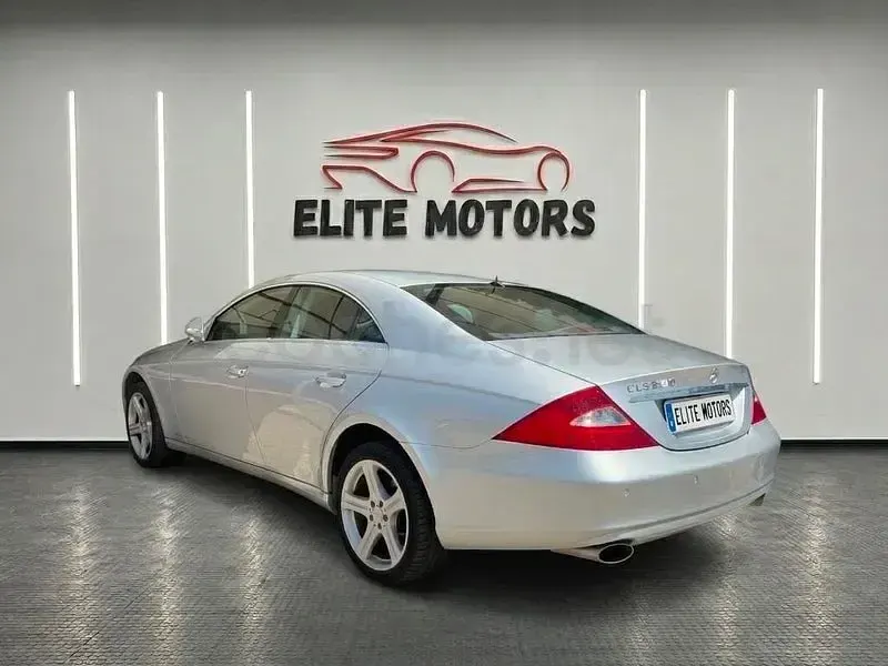 Usado Mercedes CLS500 306 CV (225 kW) 2005 Gris / plata Berlina