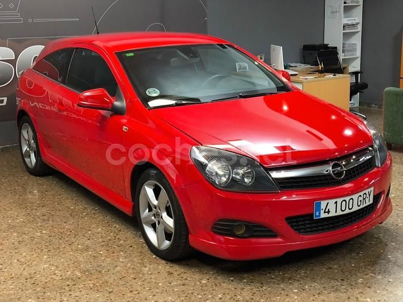 Rojo Usado 2009 Opel Astra GTC Sport Berlina | 5290 € (Precio justo) - Imagen 1/4