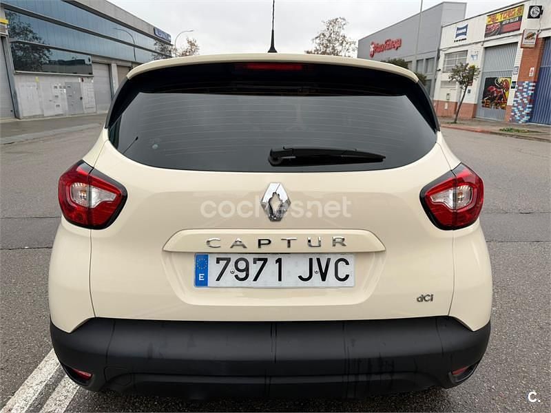Usado Renault Captur Life 90 CV (66 kW) 2016 Beige SUV