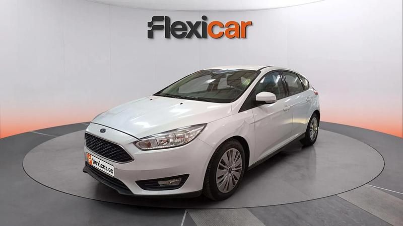 Usado Ford Focus 125 CV (91 kW) 2015 Blanco Berlina