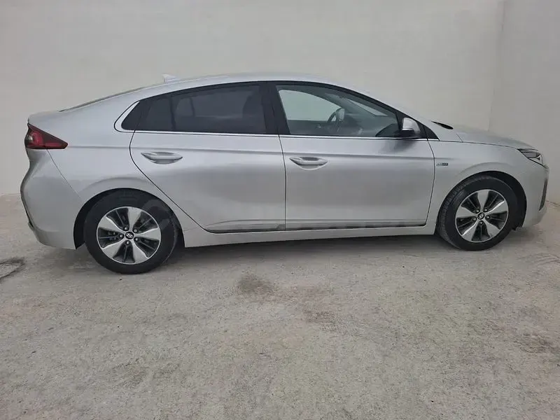 Usado Hyundai Ioniq 141 CV (103 kW) 2018 Gris / plata Utilitario