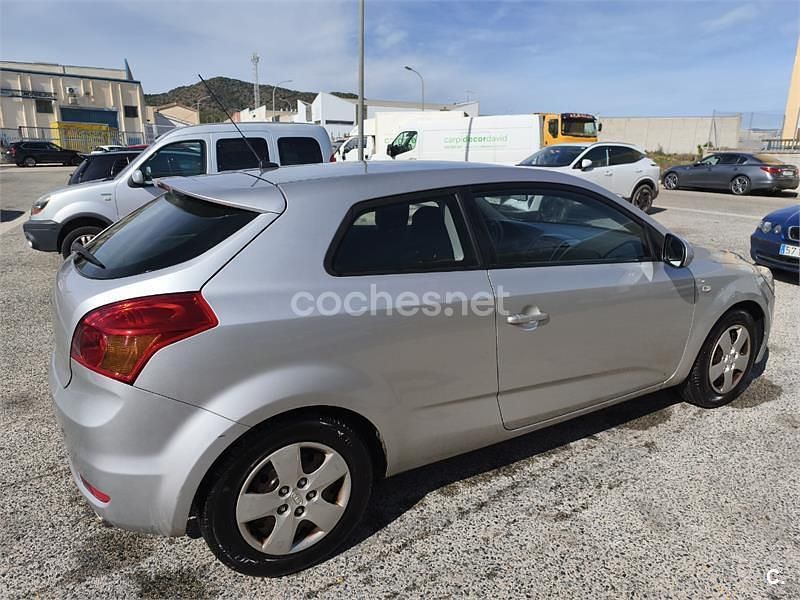 Usado Kia Ceed 105 CV (77 kW) 2012 Gris / plata Utilitario