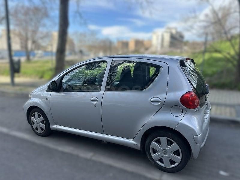 Usado Toyota Aygo 54 CV (39 kW) 2007 Gris / plata Utilitario