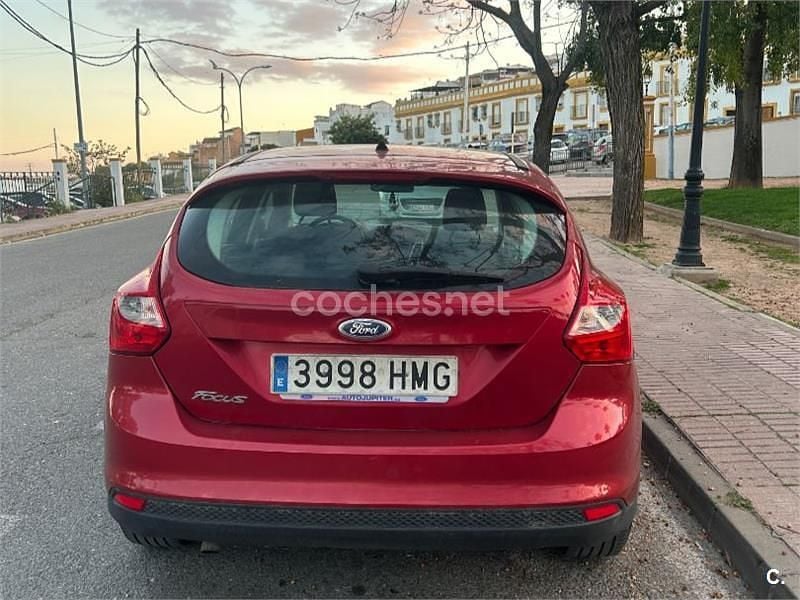 Usado Ford Focus Trend 95 CV (69 kW) 2012 Rojo Berlina