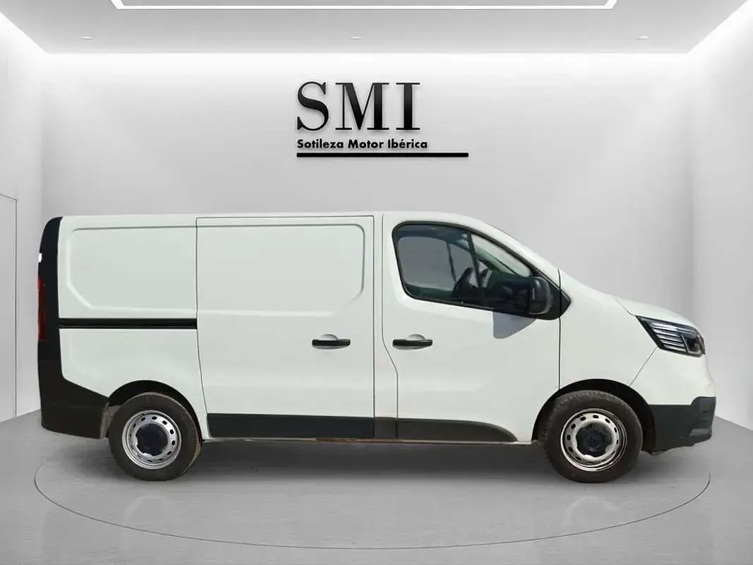 Usado Renault Trafic 110 CV (80 kW) 2022 Blanco Monovolumen