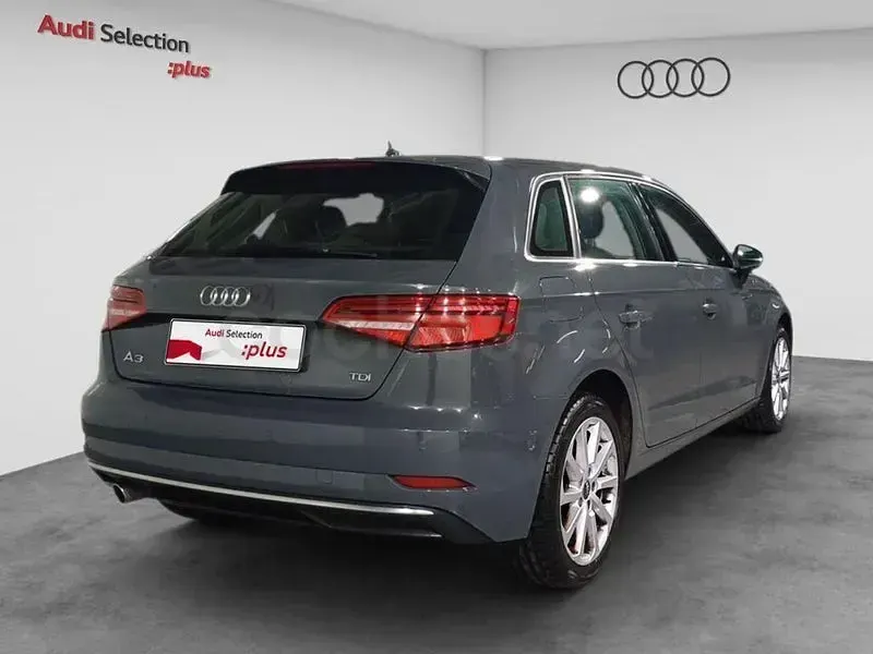 Usado Audi A3 Design 116 CV (85 kW) 2019 Gris / plata Berlina