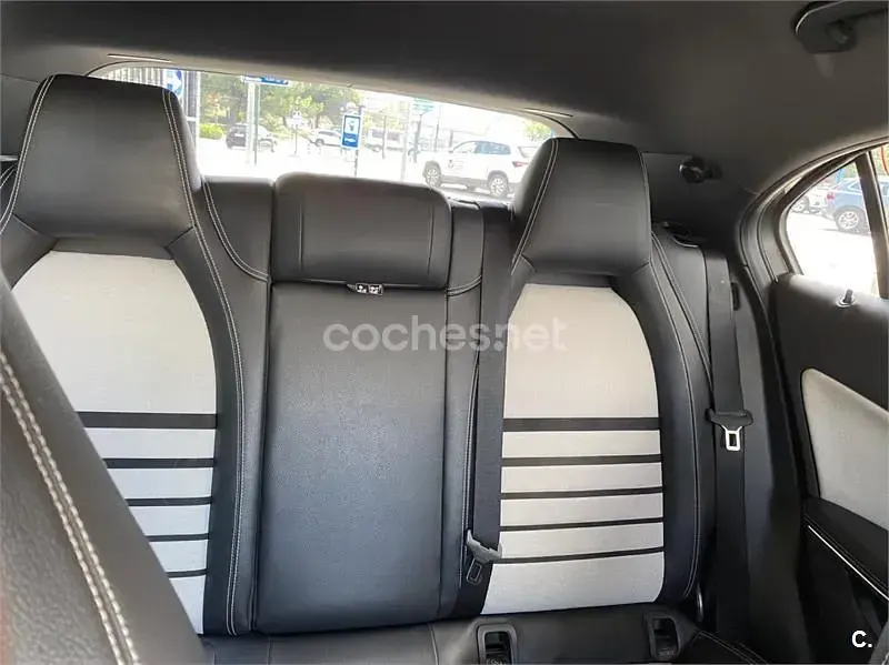 Usado Mercedes A180 Style 109 CV (80 kW) 2015 Gris / plata Utilitario