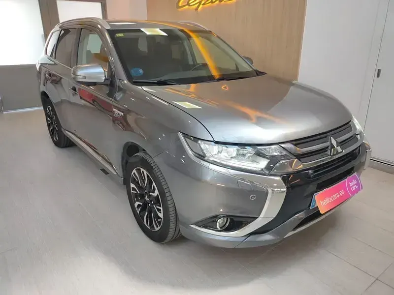 Usado Mitsubishi Outlander P-HEV 203 CV (149 kW) 2016 Gris / plata SUV