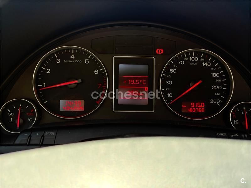 Usado Audi A4 130 CV (95 kW) 2002 Gris / plata Berlina