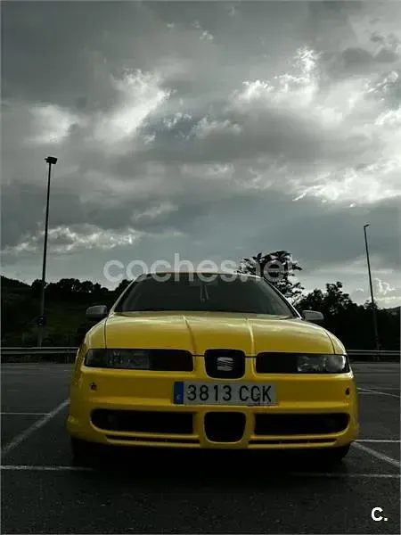 Usado Seat Leon Sport 150 CV (110 kW) 2002 Amarillo Utilitario