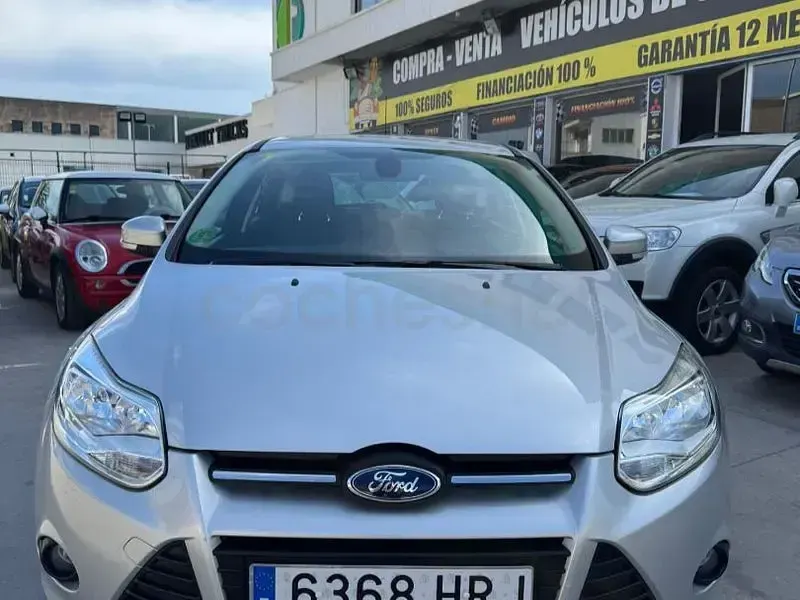 Usado Ford Focus Trend 125 CV (91 kW) 2013 Gris / plata Berlina