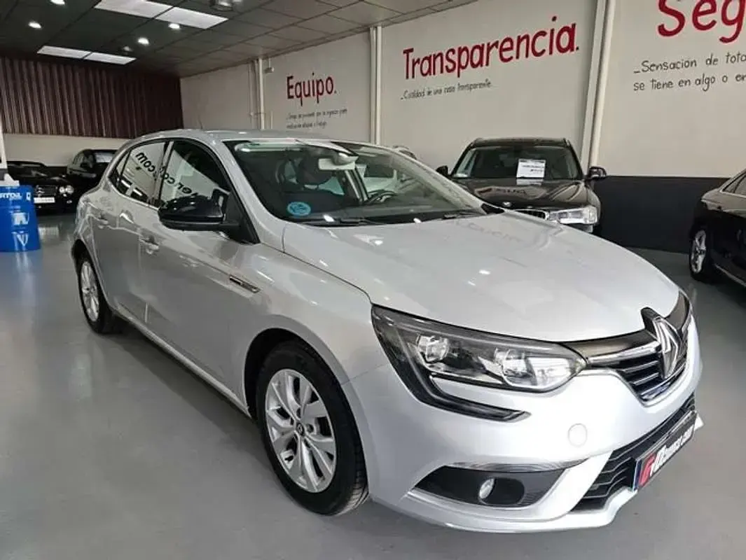 Usado Renault Mégane LIMITED 140 CV (102 kW) 2019 Gris Utilitario