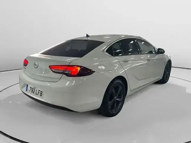 Usado Opel Insignia 140 CV (102 kW) 2020 Blanco Berlina