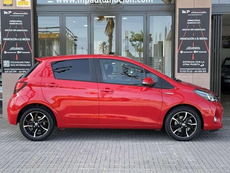 Usado Toyota Yaris Hybrid 100 CV (73 kW) 2016 Rojo Utilitario