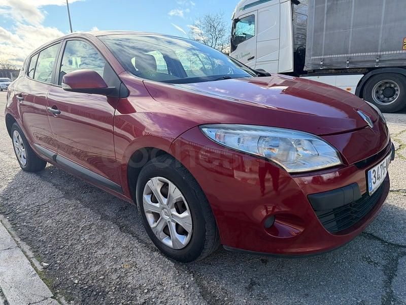 Usado Renault Mégane Authentique 100 CV (73 kW) 2011 Granate Berlina