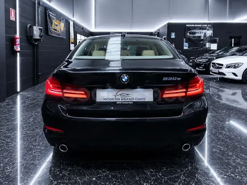 Usado BMW 530e Comfort Edition 292 CV (214 kW) 2021 Negro Berlina