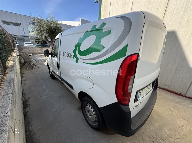 Usado Fiat Doblò 90 CV (66 kW) 2012 Blanco Monovolumen