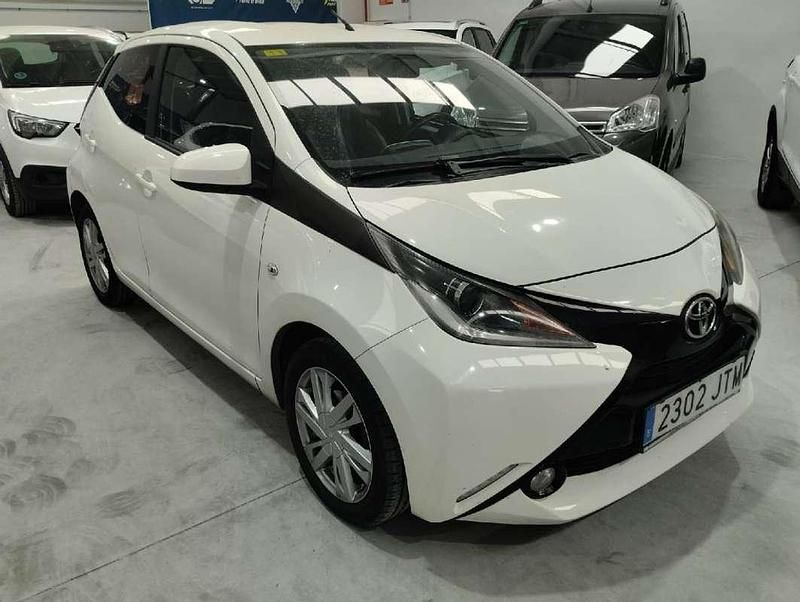 Usado Toyota Aygo City 68 CV (50 kW) 2016 Blanco Utilitario