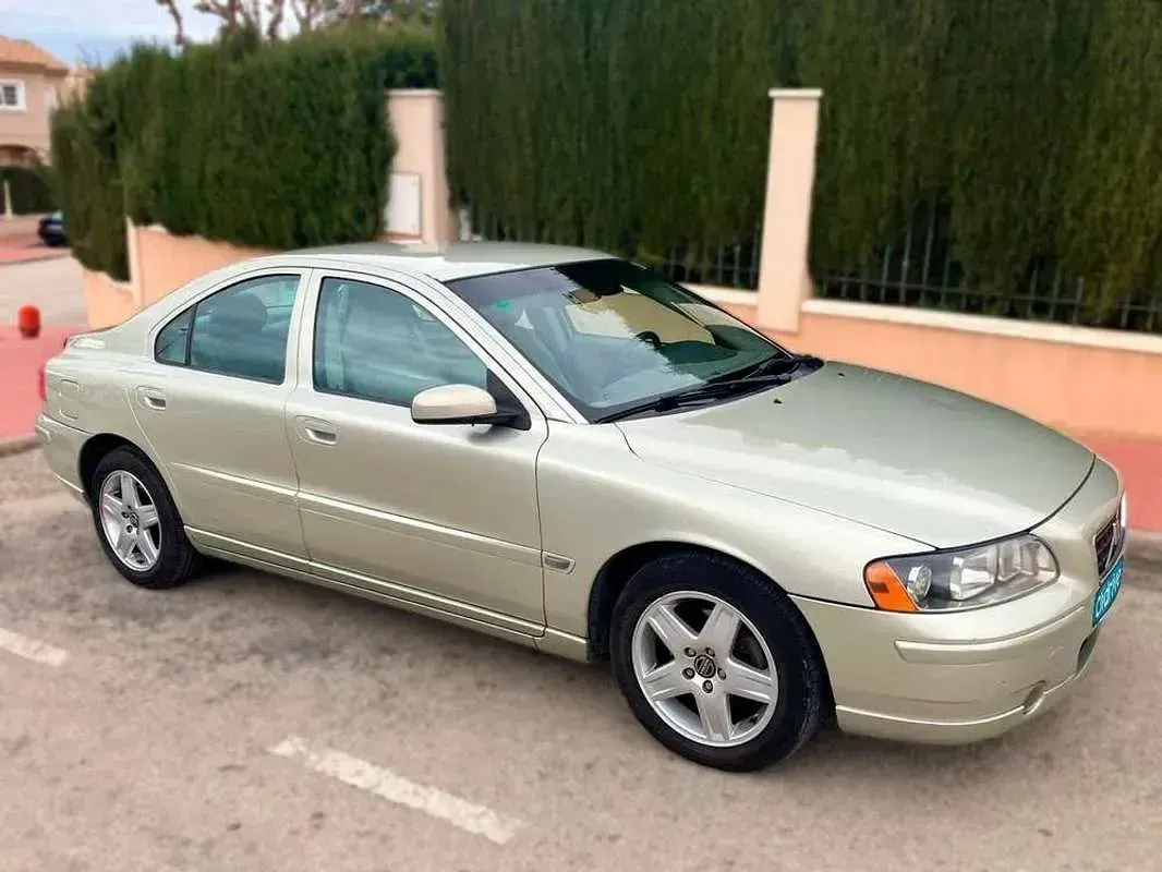 Usado Volvo S60 Momentum 163 CV (119 kW) 2005 Beige Berlina