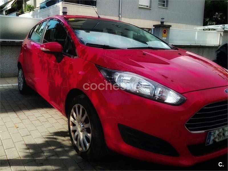 Rojo Usado 2014 Ford Fiesta Trend Utilitario | 9200 € (Un poco caro) - Imagen 1/4