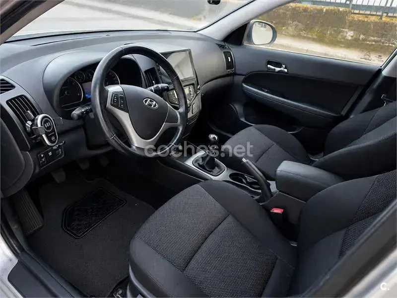 Usado Hyundai i30 Comfort 109 CV (80 kW) 2010 Gris / plata Berlina