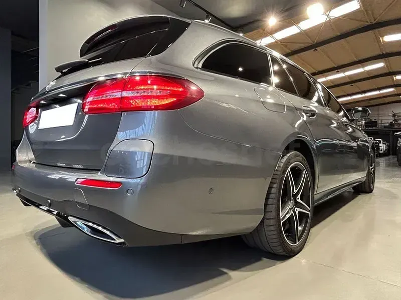 Usado Mercedes E300 306 CV (225 kW) 2019 Gris / plata Familiar