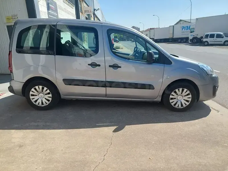Usado Citroën Berlingo Feel 100 CV (73 kW) 2016 Gris / plata Monovolumen