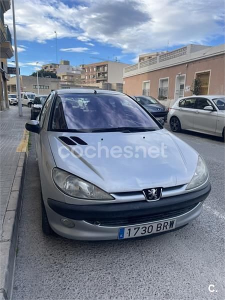 Usado Peugeot 206 70 CV (51 kW) 2002 Gris / plata Berlina